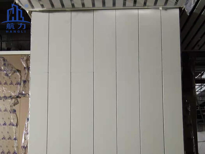 航力銑槽板的應(yīng)用-雄安新區(qū)高鐵站，纖維水泥板施工案例，硅酸鈣板天花板解決方案，穿孔吸音板安裝貼圖