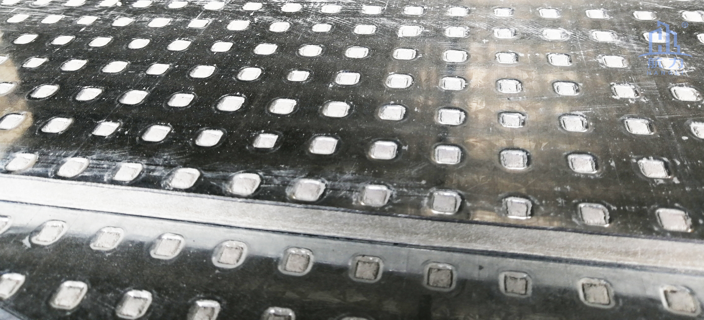 纖維水泥抗爆板又稱防爆板是為存在潛在爆炸危險區(qū)域、防震等特殊工作系統(tǒng)要求提供解決方案而研發(fā)生產(chǎn)的一種特殊板材，它是由增強纖維水泥板表面加壓鍍鋅鋼材料所構(gòu)成，具有良好的抗爆及阻燃效果。由于板材內(nèi)部特殊的構(gòu)造可以有效減輕爆炸的沖擊，耐久性高，九德增強纖維水泥抗爆板依據(jù)專門爆破檢測機構(gòu)的嚴格檢測，單板抗爆能力高達1.6MPa，抗爆墻抗爆能力高達2.0MPa，遠高于國家相關(guān)標準規(guī)定的墻體抗爆1.4Mpa。