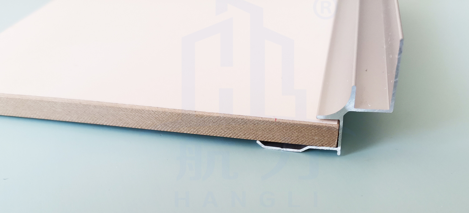 裝飾纖維水泥板。是以硅質(zhì)、鈣質(zhì)材料為主原料，加入多種方法養(yǎng)護而成的一種新型建筑材料。導電系數(shù)低，是理想的絕緣材料、防火防水、隔熱隔音、質(zhì)輕高強、施工簡易、經(jīng)濟美觀、安全無害、、耐酸堿、壽命長