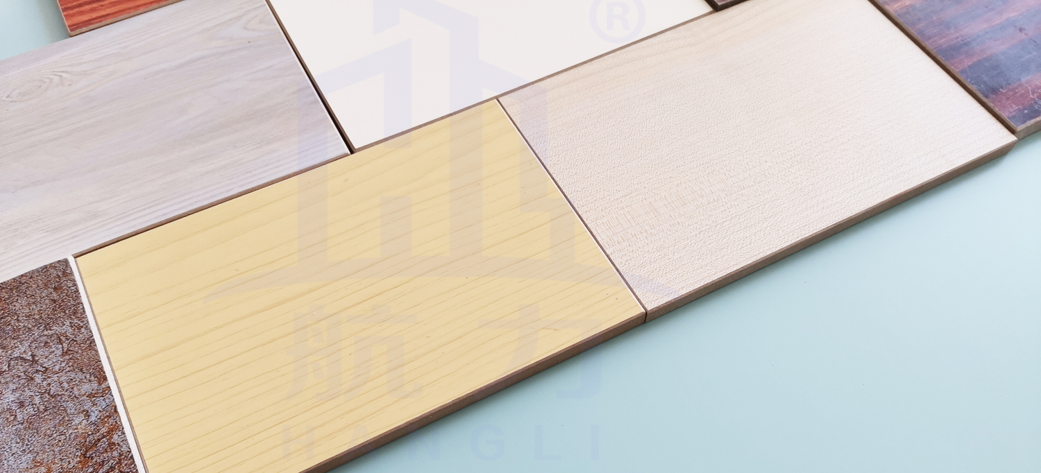 裝飾纖維水泥板。是以硅質(zhì)、鈣質(zhì)材料為主原料，加入多種方法養(yǎng)護而成的一種新型建筑材料。導電系數(shù)低，是理想的絕緣材料、防火防水、隔熱隔音、質(zhì)輕高強、施工簡易、經(jīng)濟美觀、安全無害、、耐酸堿、壽命長