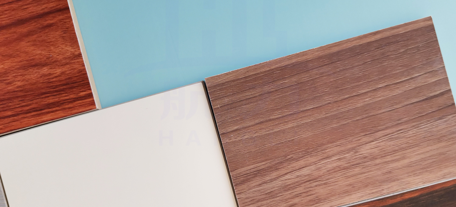 裝飾纖維水泥板。是以硅質(zhì)、鈣質(zhì)材料為主原料，加入多種方法養(yǎng)護(hù)而成的一種新型建筑材料。導(dǎo)電系數(shù)低，是理想的絕緣材料、防火防水、隔熱隔音、質(zhì)輕高強(qiáng)、施工簡(jiǎn)易、經(jīng)濟(jì)美觀、安全無(wú)害、、耐酸堿、壽命長(zhǎng)