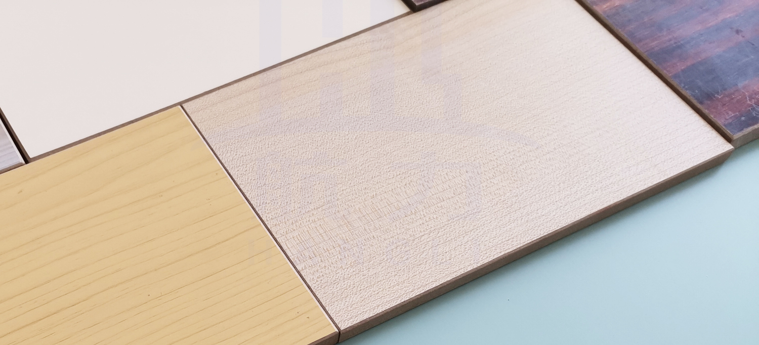 裝飾纖維水泥板。是以硅質(zhì)、鈣質(zhì)材料為主原料，加入多種方法養(yǎng)護(hù)而成的一種新型建筑材料。導(dǎo)電系數(shù)低，是理想的絕緣材料、防火防水、隔熱隔音、質(zhì)輕高強(qiáng)、施工簡(jiǎn)易、經(jīng)濟(jì)美觀、安全無(wú)害、、耐酸堿、壽命長(zhǎng)